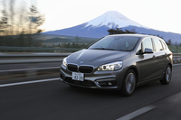 「218iアクティブツアラー」の動力性能は0-100km/h加速が9.2秒、最高速が205km/h（欧州仕様車の場合）。