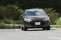 「DS4」の足まわりにはスポーティなセッティングが施されている。「C4エクスクルーシブ」と比較して、スプリングとダンパーは前後とも7〜10％固められており、リアのトーションビームも約25％ハードな設定となっている。