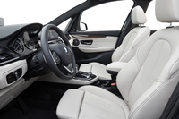 高めのシートポジションが良好な視界を確保する。「アクティブツアラー」と同様に、Aピラーの根元には三角窓が設けられている。