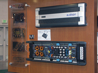 下が5chアンプのオーディソンLRx5.1の中身。表面のデザインは上のLRx3.1と同一。