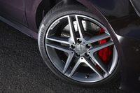 タイヤサイズは前後共通の235/40ZR18。ブレーキはフロントが4ピストンの固定キャリパーに350×32mmのドリルドベンチレーテッドディスク、リアはシングルピストンのフローティングキャリパーに330×22mmのドリルドベンチレーテッドディスクの組み合わせとなる。
    