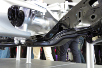 写真はリアデファレンシャルの下を通るリアクロスメンバー。「これでリアの足まわりの剛性は十分！」とのことだが、ドライブシャフトやリアデフの下にメンバーを通すためにずいぶん苦労したのだとか。
    