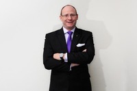 「レイスは他のクルマとは、全く違う要素を持っている。ライバルはいません」とハリス氏。
    