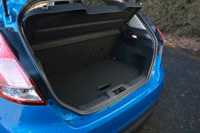 荷室フロアの下にも、予備の収納スペースが確保されている。（写真をクリックすると、床下のスペースが見られます）
    