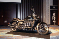 エンジンは直3。右側面にエキゾーストマニフォールドが3本並ぶ。車重は374kg。