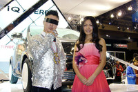 「iQ×VERBALコラボカー」を前に思わず笑顔の、VERBAL氏（写真左）と川村ゆきえさん。