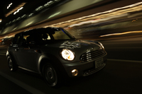 【スペック】クーパー：全長×全幅×全高＝3700×1685×1430mm／ホイールベース＝2465mm／車重＝1170kg／駆動方式＝FF／1.6リッター直4DOHC16バルブ（120ps/6000rpm、16.3kgm/4250rpm）／価格＝264万円（テスト車＝274万1000円／カラーライン・ダークグレー=2万6000円／クローム・ライン・エクステリア=2万円／メタリック・ペイント=5万5000円）