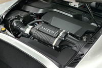 パワーユニットにはクーペからの変更はなし。可変バルブ機構付きの3.5リッターV6エンジンにハロップ製のスーパーチャージャーを組み合わせたもので、350psの最高出力と40.8kgmの最大トルクを発生する。
    