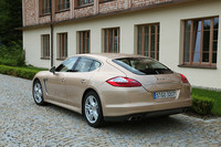 【スペック】パナメーラ ターボ：全長×全幅×全高＝4970×1931×1418mm／ホイールベース＝2920mm／車重＝1970kg／駆動方式＝4WD／4.8リッターV8DOHC32バルブターボ（500ps/6000rpm、71.4kgm/2250-4500rpm）（欧州仕様車）