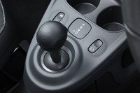 トランスミッションは6段ATのみ。シフトレバーの右前方には走行モードの変更スイッチが、左前方にはほろの開閉スイッチが配される。