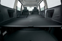 
	ヴォクシーの2列シート版「TRANS-X」のインテリア。写真は長尺物を搭載できる「ウルトラロングモード」。
	 