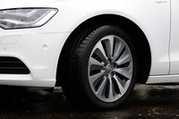 テスト車装着のタイヤは245/45R18。