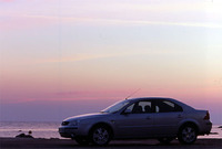 ニューモンデオのプラットフォームは、コンパクトジャガーこと「X400」ほか、ボルボのモデルでも活用される予定だ。エンジンは、1.8リッター（110psまたは125ps）、2リッター（145ps）、後に2.5リッターV6（170ps）が加わる。
    
    