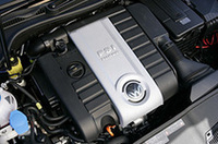 「2.0 T-FSI」エンジンは、最高出力200ps/5100〜6000rpm、最大トルク28.6kgm/1800〜5000rpm。10・15モード燃費は12.6km/リッターと、GTの12.2km/リッターを上まわる。