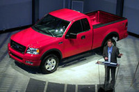 
	【写真上】雨の中行われた「T型フォード」43台によるパレード
	【写真下】ディアボーン近くにある歴史あるルージュ工場で行われた、フォードのトップ、ウィリアム・クレイ・フォード2世ことビル・フォード会長のスピーチ。隣には、フォードのベストセラー「F150」の新型が飾られた
	 