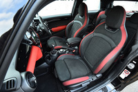 黒と赤のツートンカラーが目を引く「MINIジョンクーパーワークス」のスポーツシート。今回のテスト車は、右ハンドルのMT仕様車。