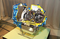 北米向け「レクサスRX350 Fスポーツ」に搭載されている、世界初というFF用8段AT。ワイドかつクロスな変速比で燃費および加速感を向上したいっぽう、低フリクション化により効率を高めたという。