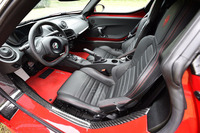 インテリアのデザインは、「ドライバー重視のコンセプトを限界まで推し進めた」とされるもの。ハンドル位置は、写真の左のほかに右も選べる。本革製のシートは、本革巻きのステアリングホイールやハンドブレーキグリップとのセットオプションとして用意される。
    