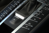 シフトセレクターを挟んで、各種スイッチが整然と並べられたセンターコンソール。エンジンなどの制御を悪路走破に適したものに切り替える「オフロードモード」は、「マカン」の全グレードに用意される。
    