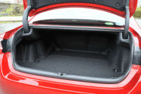 荷室の様子。後席の背もたれを前方に倒すことで、積載容量を拡大できる。（写真をクリックすると荷室のアレンジが見られます）