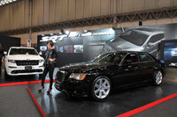 東京オートサロンに初見参の、クライスラーの高性能ブランドである「SRT」。展示車両は「クライスラー300 SRT8」（右）と「ジープ・グランドチェロキー SRT8アルパイン」。どちらも6.4リッターV8のヘミエンジンを搭載する。