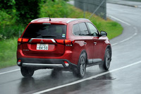 サスペンションまわりでは、フロントのクロスメンバーがより剛性の高い新作に置き換えられたほか、リアダンパーのシリンダーサイズが大径化（25→30mm）されている。