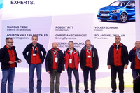 プレゼンテーションにて、ステージ上で紹介される「2シリーズ アクティブツアラー」の開発メンバー。左から3番目が、今回話を聞いたアグスティン・ゴンザレス氏だ。