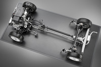 4WDドライブトレインを上から見たところ。左側が車体前方。「ALL4クラッチ」はリアデフの前方に置かれる。