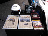 昨年の優勝トロフィーと活躍を伝える現地の新聞記事。