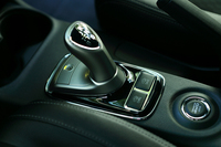 「SAVE」と「CHARGE」のボタンはシフトセレクターの手前に配置。その後方には、悪路や雪道などでお世話になる4WDロックのスイッチが備わる。