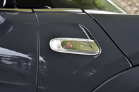 Aピラーの下方に「サイドスカットル」と呼ばれるウインカー内蔵のオーナメントが備わる。「クーパーS」では「S」の文字が入る。