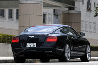 楕円（だえん）型のランプなど、新型「コンチネンタルGT」はディテールにまで、先代モデルのイメージが継承される。そのボディーパネルの製造に際しては、熱したアルミパネルを空気圧で成形する「スーパーフォーミング製法」が用いられる。