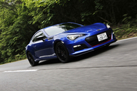 林間の道を快走する「BRZ tS」。そのドライブシャフトは、ノーマル（直径28mm）に対して4mm太いものが採用されている。「トルクの立ち上がりが鋭くなったように感じられるはず」とは、開発スタッフの弁。
    