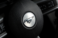 初代マスタングの誕生は1964年。現行型のデビューは2005年のことで、50周年の節目に合わせ、来年にはフルモデルチェンジが予想される。
    