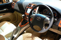 ステアリングホイールは、「トヨタブランド車で最高級の上質な本革巻き」（広報資料）。インパネのスエード調表皮張り、木目調パネルなどが上級の証か。