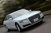 
    「A8」の駆動方式は、「ハイブリッド」のみFF、他のモデルはすべて4WDとなる。
    