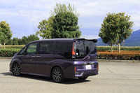 
	ボディーカラーは、写真の「プレミアムスパイスパープル・パール」のほか、「ホワイトオーキッド・パール」、「プレミアムスパークルブラック・パール」がラインナップされる。各色の受注比率（2016年10月末）は順に、11％、60％、29％。
	