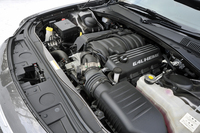 472psを発生する6.4リッターV8エンジン。低負荷時に4気筒となる、気筒休止システムが備わる。