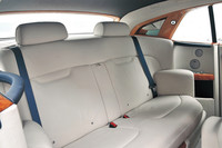 ロールス・ロイスの伝統に従い、クーペであってもフル4シーターの居住空間が用意される。リアパセンジャーの顔はちょうどCピラーで隠れる位置となり、プライバシーを守るとともに側突時の安全性に寄与する。インテリアに使われるレザーの上質さ、そして仕立ての良さは、ほかに比べるものがない。