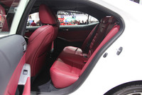 「IS350“Fスポーツ”」の後席。