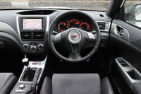 運転席まわりの様子。ステアリングホイール中央には、STIのロゴが。