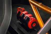 車内後部には消火器が備え付けられている。