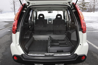 上段と下段の2重構造にしたりトレイを設けるなど、ラゲッジルームは使い勝手がよく考えられたもの。上段と下段を仕切るウォッシャブルラゲッジボードは、その名の通り丸洗い可能。
クリックすると、ウォッシャブルラゲッジボードの下の収納が見られます。
