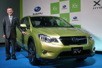 富士重工業の吉永泰之社長と「スバルXVハイブリッド」