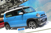 2013年の東京モーターショーに出展された「スズキ・ハスラー」。
    