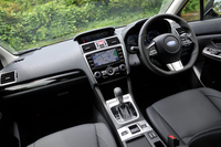 「1.6GT EyeSight」のインパネまわり。内装色はブラックとアイボリーの2色が用意される。
    