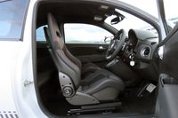 待ち時間を使って、ドライビングポジションを再調整。記者は典型的な縄文人体形なので、このぐらいまでシートを前に出さないとヒジやヒザにゆとりができない。