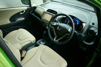 運転席まわりの様子。グローブボックスのパネルなどが、専用カラーのシャンパンメタリックとなる。