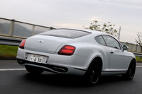 スーパースポーツ専用アルミホイールを履くことで、リアのトレッドは50mmワイドになった。都内の立体駐車場では、頭は入ったのに尻がつかえる事態に陥ったので、オーナーになる方は注意が必要。