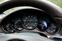 中央に位置するタコメーターの針の下に、現在のギアポジションが表示される。またその下にあるデジタルスピードメーターの右横に、シフトアップを促すインジケーターが備わる。